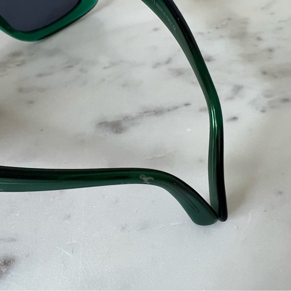 BVLGARI SUNGLASSES GREEN COLOR
GOLD CREST DETAIL ON THE SIDES main image 8